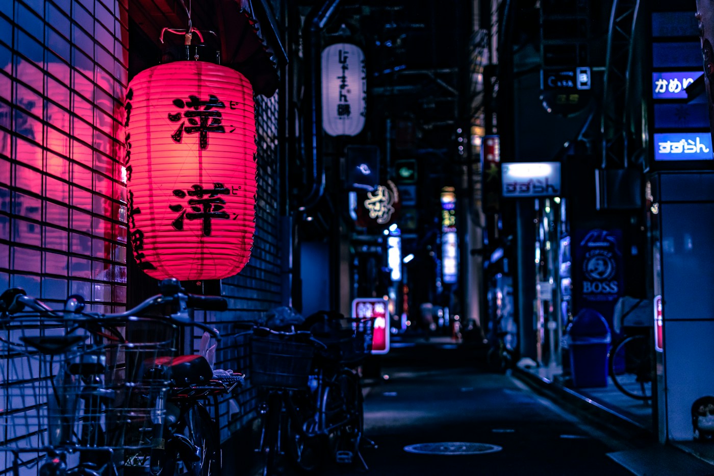 Faroles y luces en una calle de Japón