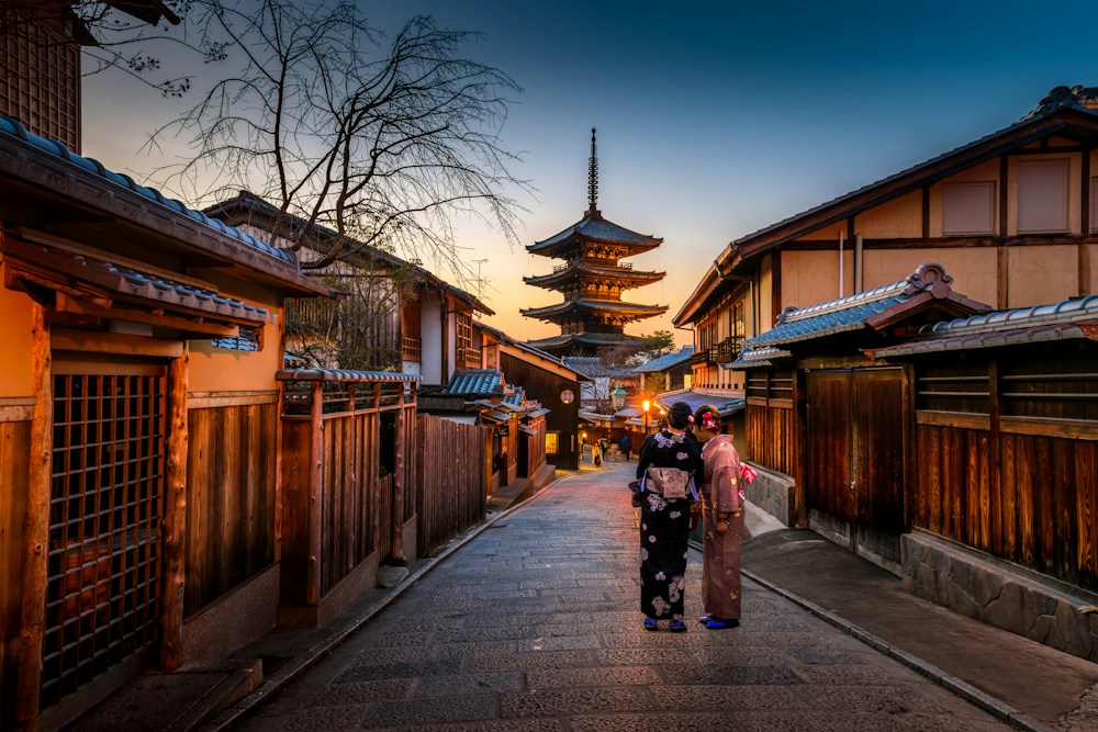Pagoda entre las calles tradicionales de Kioto