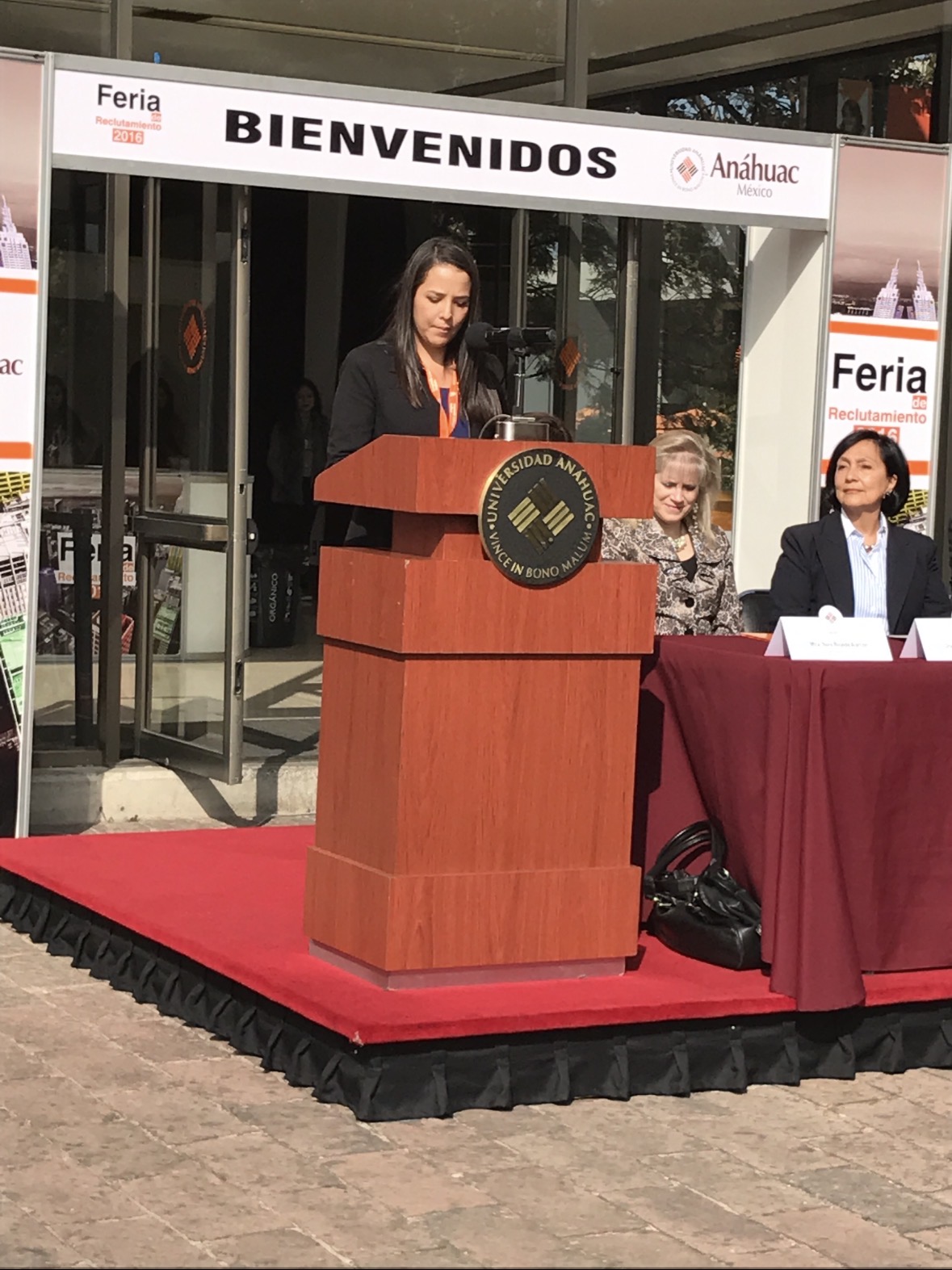 Lizi Osorio en el podio de la Feria de Reclutamiento de la Universidad Anáhuac