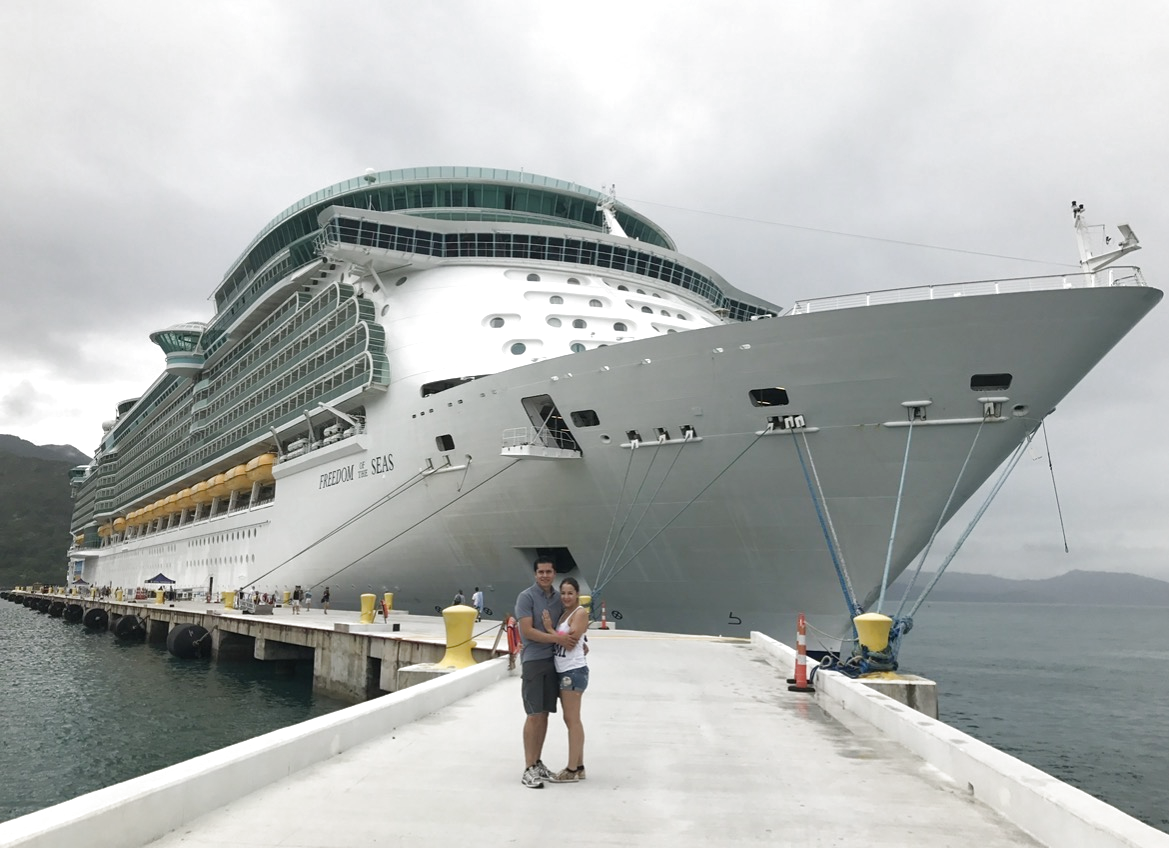Lizi y su esposo junto al crucero Freedom of the Seas