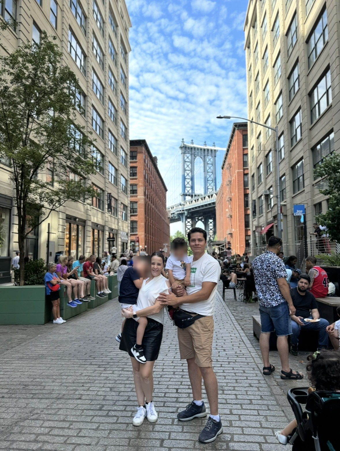 Lizi y su familia de viaje, con las caritas de sus hijos cubiertas